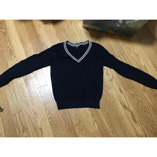 ユニクロ(UNIQLO)の紺色セーター(ニット/セーター)