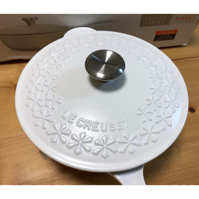 LE CREUSET(ルクルーゼ)のル・クルーゼ 21cm ソーシエ フラワーレリーフ☆値下げしました。 インテリア/住まい/日用品のキッチン/食器(鍋/フライパン)の商品写真