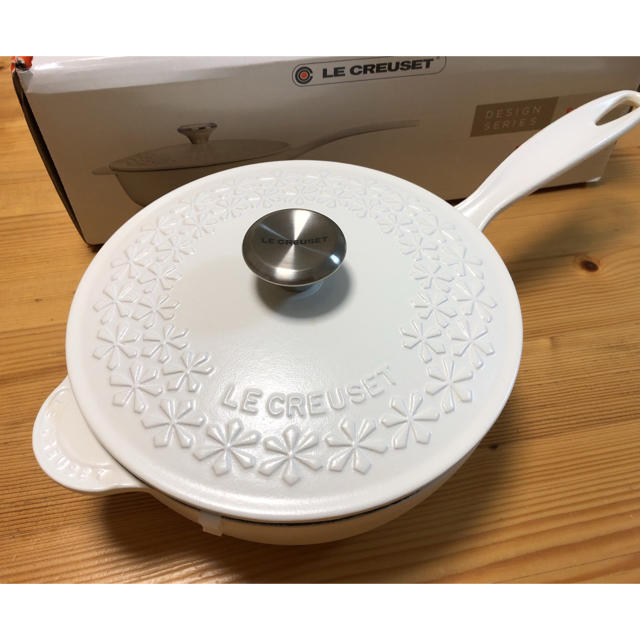 LE CREUSET(ルクルーゼ)のル・クルーゼ 21cm ソーシエ フラワーレリーフ☆値下げしました。 インテリア/住まい/日用品のキッチン/食器(鍋/フライパン)の商品写真