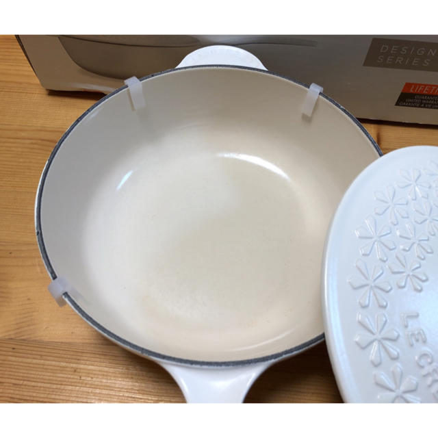 LE CREUSET(ルクルーゼ)のル・クルーゼ 21cm ソーシエ フラワーレリーフ☆値下げしました。 インテリア/住まい/日用品のキッチン/食器(鍋/フライパン)の商品写真