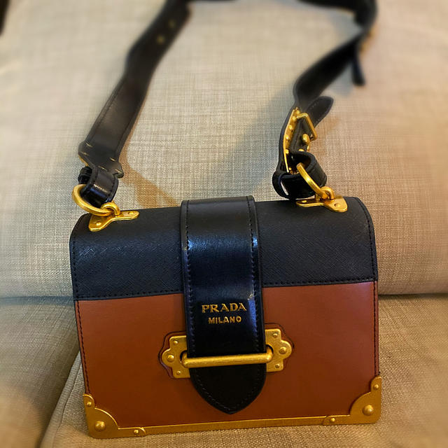 prada カイエ　ショルダーバッグショルダーバッグ