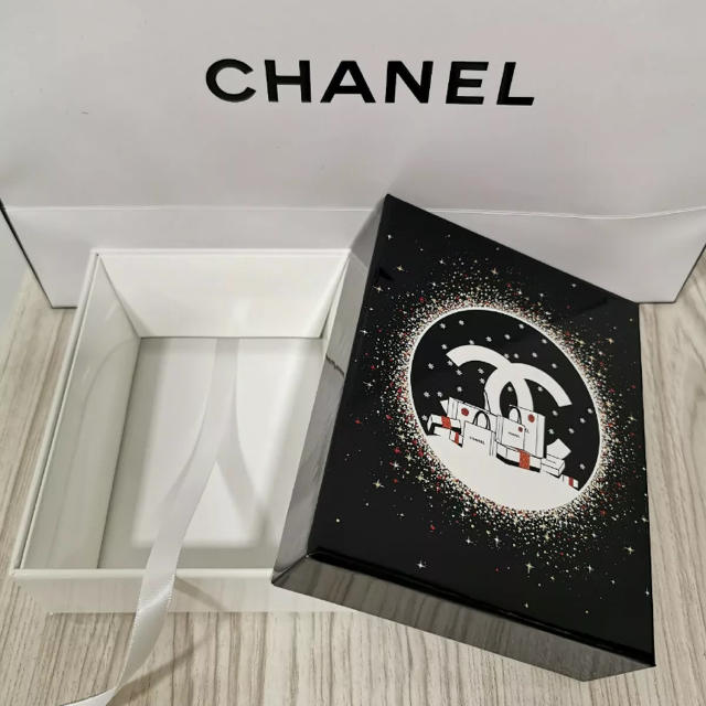 CHANEL(シャネル)のシャネル　2019ホリデー  ギフトボックス　正規品　ラッピング インテリア/住まい/日用品のオフィス用品(ラッピング/包装)の商品写真