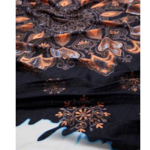 DESIGUAL(デシグアル)の新品✨タグ付き♪ デシグアル　スカーフ　ストール　大幅値下げ❣️ レディースのファッション小物(ストール/パシュミナ)の商品写真