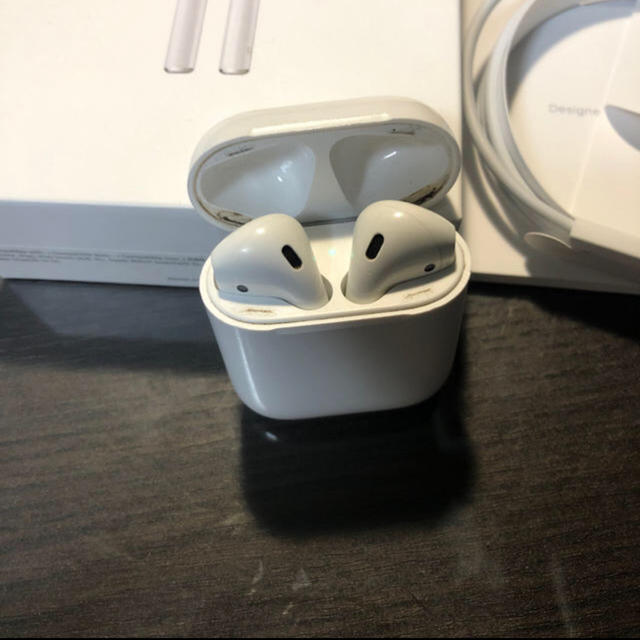 Apple(アップル)のAirPods 本体　箱&充電器付き　純正 スマホ/家電/カメラのオーディオ機器(ヘッドフォン/イヤフォン)の商品写真