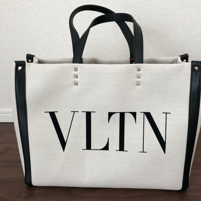 valentino garavani(ヴァレンティノガラヴァーニ)のヴァレンティノ　valentino VLTN トートバッグ　新品　☆値下げ☆ レディースのバッグ(トートバッグ)の商品写真