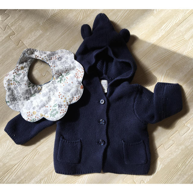 babyGAP(ベビーギャップ)のBaby GAP 紺色 ニット & もくもくスタイ キッズ/ベビー/マタニティのベビー服(~85cm)(ジャケット/コート)の商品写真