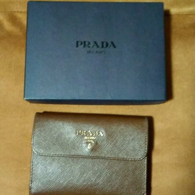 PRADA(プラダ)のプラダ　財布　二つ折り　美品 レディースのファッション小物(財布)の商品写真