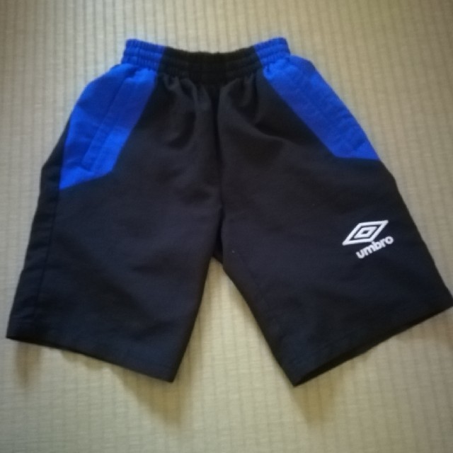 UMBRO(アンブロ)のアンブロ　キッズサッカーパンツ　130㎝ スポーツ/アウトドアのサッカー/フットサル(ウェア)の商品写真