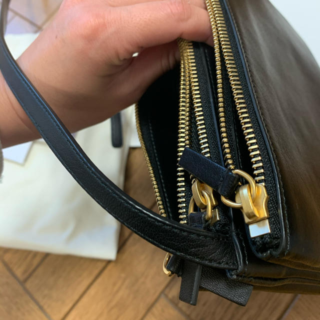 celine(セリーヌ)のCELINEセリーヌ　トリオ　スモール　美品 レディースのバッグ(ショルダーバッグ)の商品写真