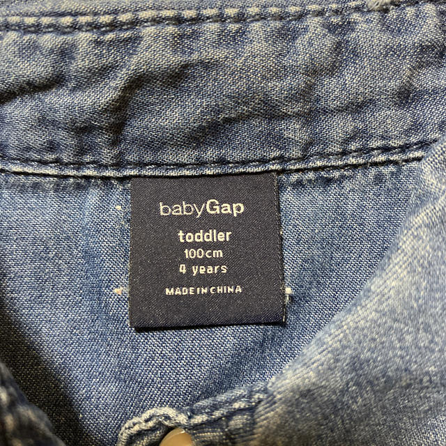 babyGAP(ベビーギャップ)のデニムシャツ　100 babyGap キッズ/ベビー/マタニティのキッズ服男の子用(90cm~)(Tシャツ/カットソー)の商品写真