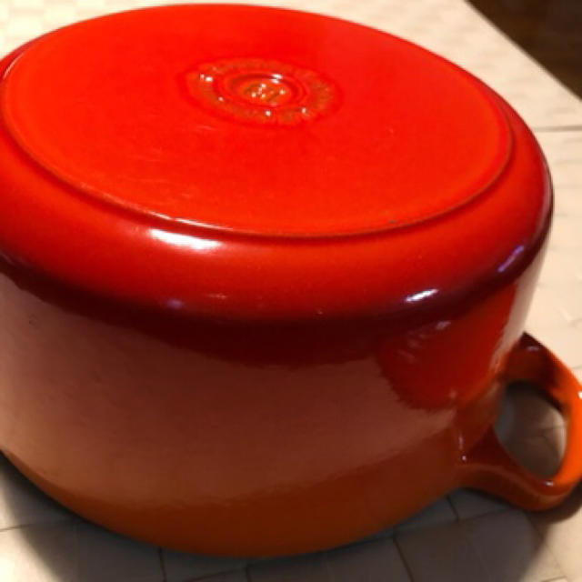 LE CREUSET(ルクルーゼ)のル・クルーゼ　18センチ、ココットロンド　オレンジ《美品》 インテリア/住まい/日用品のキッチン/食器(鍋/フライパン)の商品写真