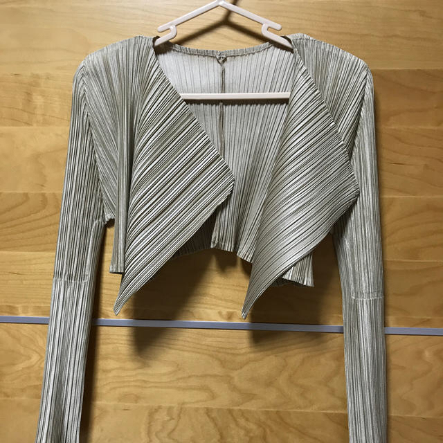 PLEATS PLEASE ISSEY MIYAKE(プリーツプリーズイッセイミヤケ)のプリーツプリーズ　ボレロ レディースのトップス(ボレロ)の商品写真