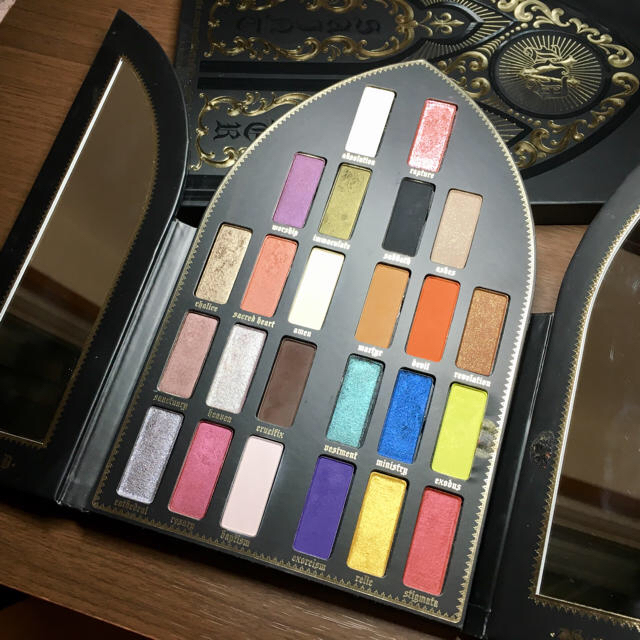 Sephora(セフォラ)のKVD Saint & Sinner 限定アイシャドウパレット コスメ/美容のベースメイク/化粧品(アイシャドウ)の商品写真