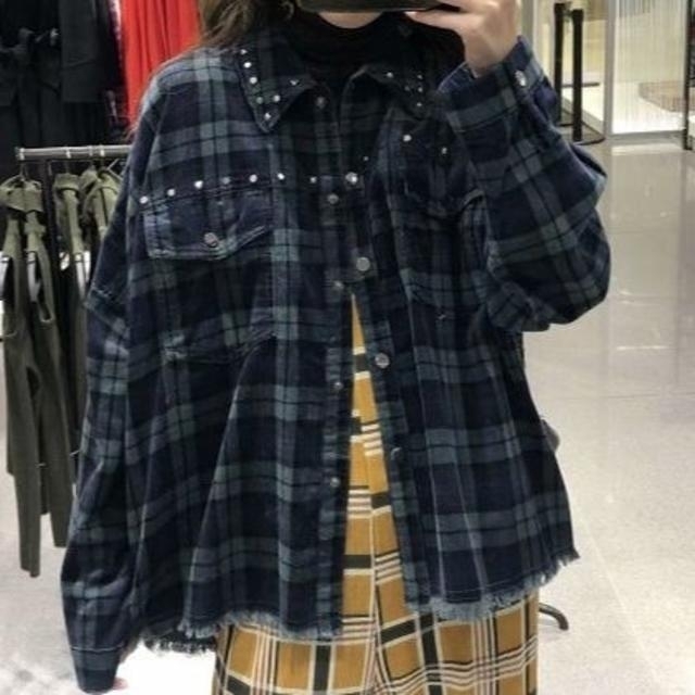 ZARA(ザラ)のZARAスタッズつきチェック柄シャツジャケット　ブルー レディースのジャケット/アウター(その他)の商品写真