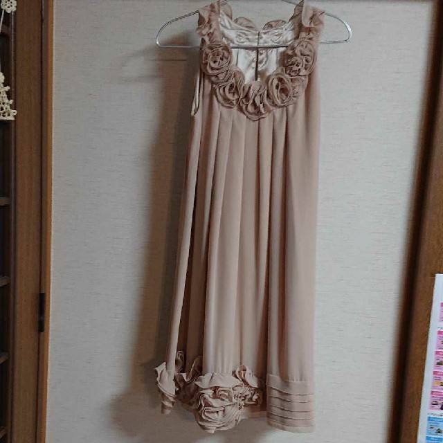 Debut de Fiore(デビュードフィオレ)のベージュピンクのドレス レディースのフォーマル/ドレス(ミディアムドレス)の商品写真