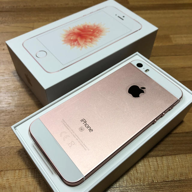 Apple(アップル)の《未使用》iPhone SE simロック解除済 スマホ/家電/カメラのスマートフォン/携帯電話(スマートフォン本体)の商品写真