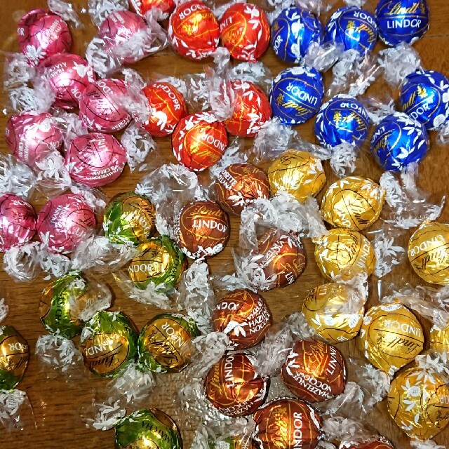 Lindt(リンツ)の24個 6種 リンツリンドールチョコレート 食品/飲料/酒の食品(菓子/デザート)の商品写真