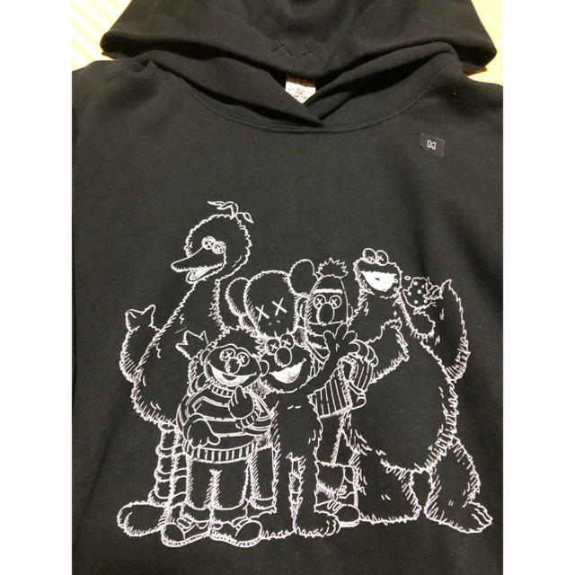 UNIQLO(ユニクロ)の★ UNIQLO ×kaws セサミストリートパーカーMサイズブラック メンズのトップス(パーカー)の商品写真