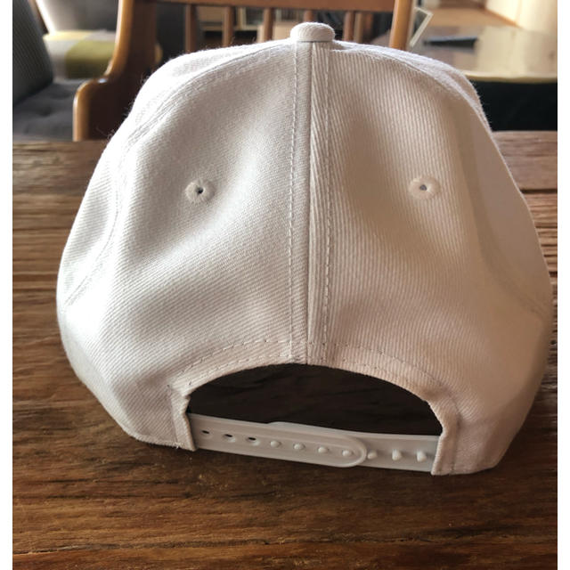 Supreme(シュプリーム)のニューエラ new era スナップバック 正規オンライン購入 白 メンズの帽子(キャップ)の商品写真