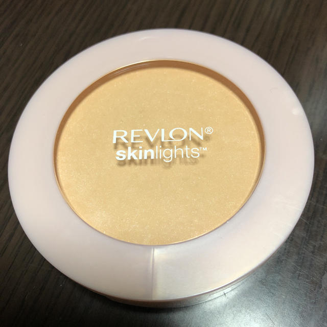 REVLON(レブロン)のレブロン スキンライト プレスト パウダー 101 コスメ/美容のベースメイク/化粧品(フェイスパウダー)の商品写真