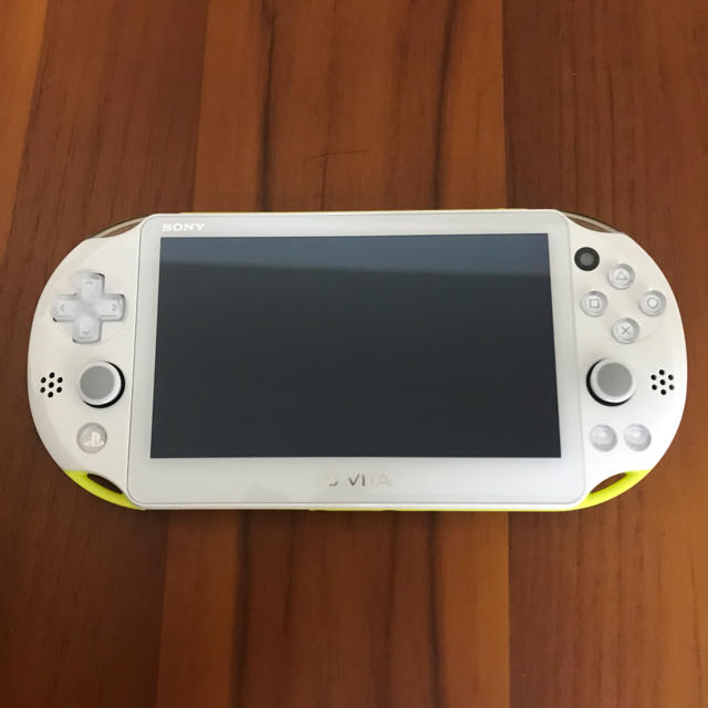 PlayStation Vita(プレイステーションヴィータ)のPSVITA 本体 PCH-2000 ライムグリーン/ホワイト エンタメ/ホビーのゲームソフト/ゲーム機本体(携帯用ゲーム機本体)の商品写真