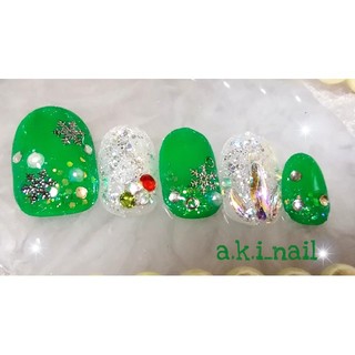 ジェルネイルチップ☆付け爪～雪の結晶×グリーン☆カラー変更可能 ハンドメイドのアクセサリー(ネイルチップ)の商品写真