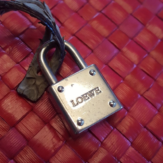 LOEWE(ロエベ)のLOEWEロエベ　鍵 レディースのバッグ(その他)の商品写真