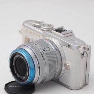 オリンパス(OLYMPUS)のスマホに転送♡オリンパス PL-8 自撮WiFi自在♡ホワイト(ミラーレス一眼)