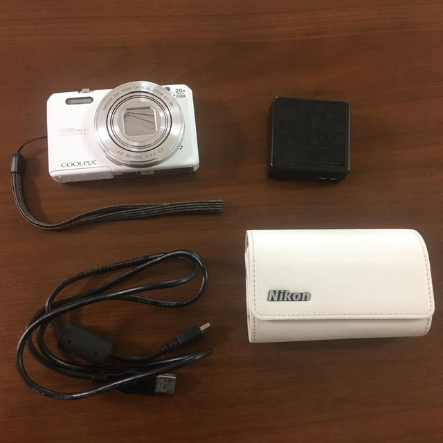 Nikon  COOLPIX S7000 ホワイト　ケース付きカメラ