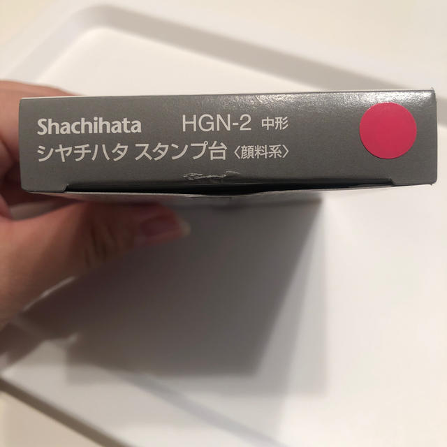 Shachihata(シャチハタ)のシャチハタ❤️スタンプ台【別注 牡丹(ピンク)】中形 インテリア/住まい/日用品の文房具(印鑑/スタンプ/朱肉)の商品写真