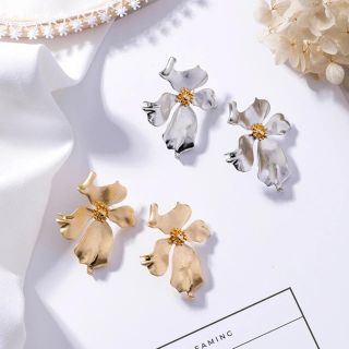 ザラ(ZARA)のヴィンテージフラワーピアス　シルバー(ピアス)