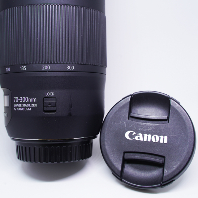 Canon(キヤノン)のキヤノン　EF70-300mm F4-5.6 IS II USMと純正フード スマホ/家電/カメラのカメラ(レンズ(ズーム))の商品写真