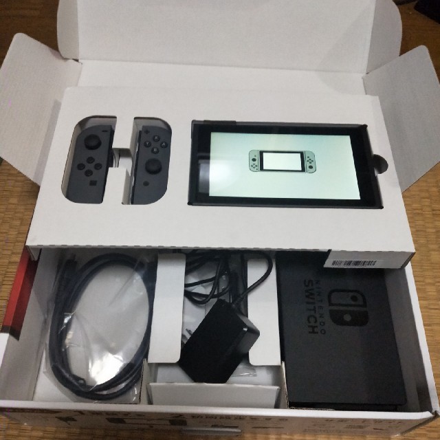 Nintendo Switch(ニンテンドースイッチ)の任天堂Switch　美品！　まさかの使用3ヶ月半！ エンタメ/ホビーのゲームソフト/ゲーム機本体(家庭用ゲーム機本体)の商品写真