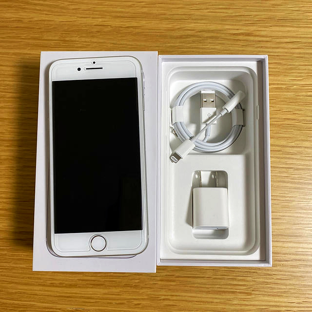 再値下げ⭐︎送料込⭐︎iPhone8 256GB シルバー　SIMロック解除済