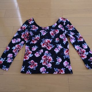 エイチアンドエム(H&M)の新品、花柄トップス(カットソー(長袖/七分))