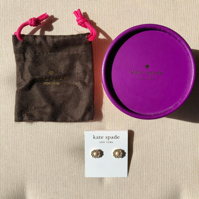 kate spade new york(ケイトスペードニューヨーク)のケイトスペード ♡お花ピアス メンズのアクセサリー(ピアス(両耳用))の商品写真