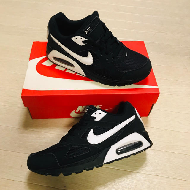 NIKE(ナイキ)の26cmNIKE AIR MAX IVO エアマックス　ブラックホワイト メンズの靴/シューズ(スニーカー)の商品写真