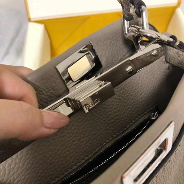 FENDI(フェンディ)のyuri様専用✴︎ツイリー付✴︎FENDI✴︎SELLERIA ミニ ピーカブー レディースのバッグ(ショルダーバッグ)の商品写真