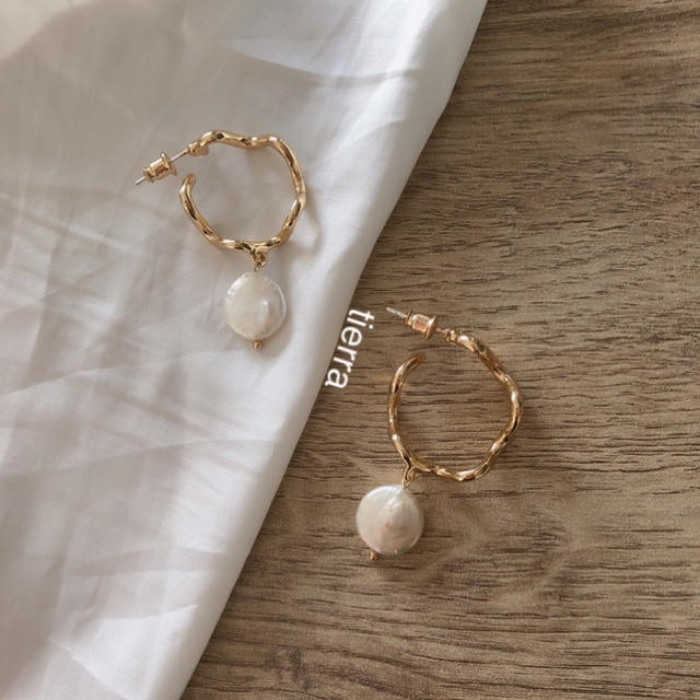 ZARA(ザラ)のimport❁︎ウェーブデザイン ゴールドチャーム バロック淡水パール ピアス レディースのアクセサリー(ピアス)の商品写真