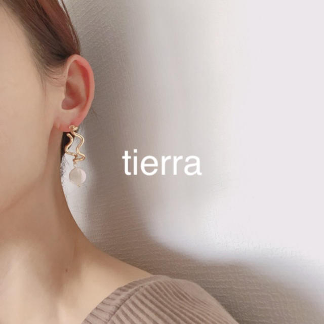 ZARA(ザラ)のimport❁︎ウェーブデザイン ゴールドチャーム バロック淡水パール ピアス レディースのアクセサリー(ピアス)の商品写真