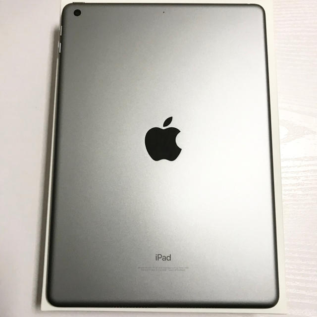 Apple(アップル)のiPad 第5世代 128GB WiFi 黒 スマホ/家電/カメラのスマートフォン/携帯電話(スマートフォン本体)の商品写真