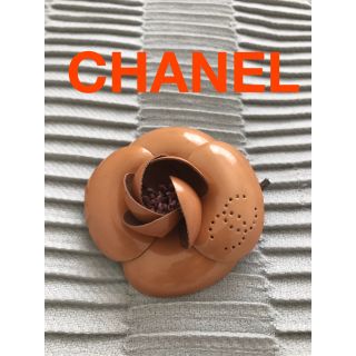 シャネル(CHANEL)のシャネル　カメリア  レザー　美品(ブローチ/コサージュ)