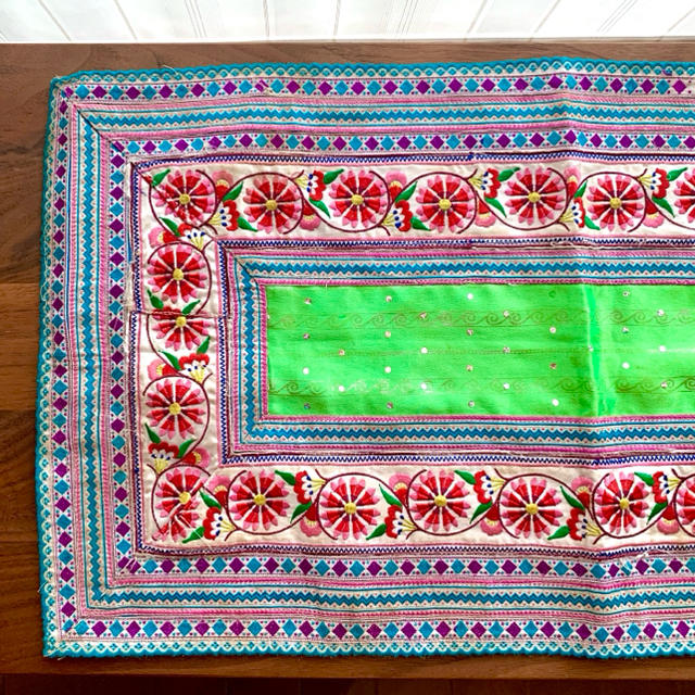 titicaca(チチカカ)のモン族古布◎大きめサイズ◎お花刺繍 ハンドメイドの素材/材料(生地/糸)の商品写真