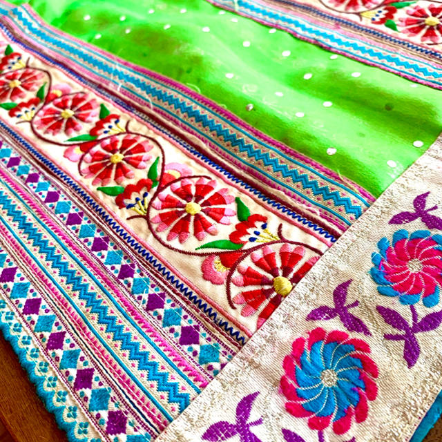 titicaca(チチカカ)のモン族古布◎大きめサイズ◎お花刺繍 ハンドメイドの素材/材料(生地/糸)の商品写真