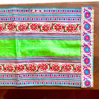 チチカカ(titicaca)のモン族古布◎大きめサイズ◎お花刺繍(生地/糸)