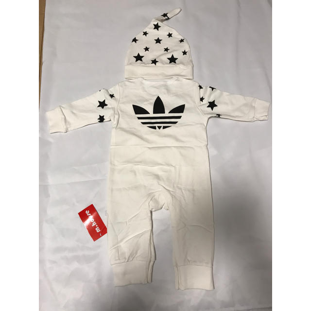 adidas(アディダス)のadidas風星柄ホワイトロンパース帽子セット90cm キッズ/ベビー/マタニティのキッズ服男の子用(90cm~)(Tシャツ/カットソー)の商品写真