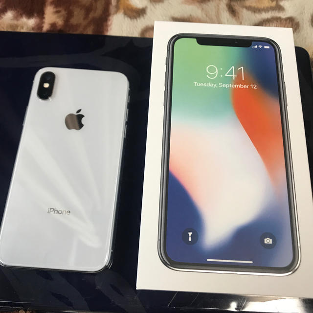 iPhone(アイフォーン)の【美品】iPhone X Silver 64GB  スマホ/家電/カメラのスマートフォン/携帯電話(スマートフォン本体)の商品写真