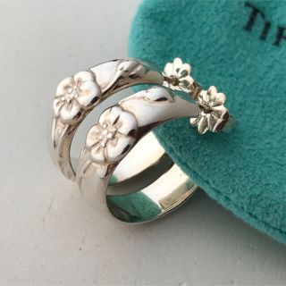 ティファニー(Tiffany & Co.)のTiffany フラワーフープピアス　希少(ピアス)