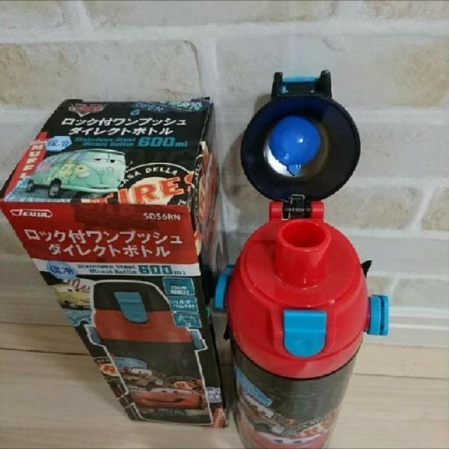 Disney(ディズニー)のカーズ 新品 ロック付 ワンプッシュ ダイレクトボトル 600ml キッズ/ベビー/マタニティの授乳/お食事用品(水筒)の商品写真