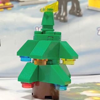 レゴ(Lego)のLEGOで作った可愛いサイズのクリスマスツリー(インテリア雑貨)